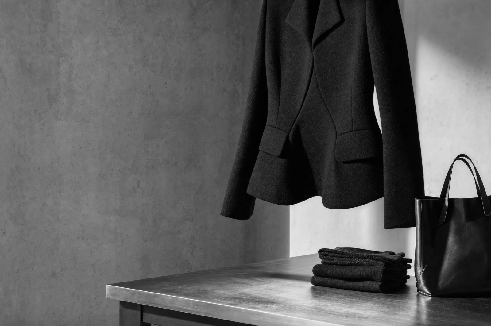 A sculptural jacket, folded knitwear and a tote in the 6T3 studio concept